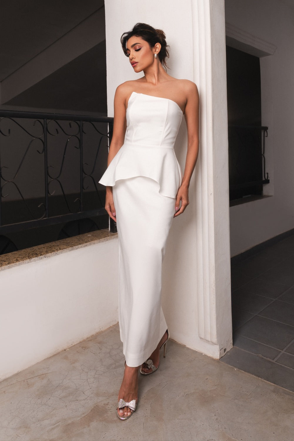 VESTIDO MIDI S/ ALÇA PEPLUM ONDA OFF WHITE