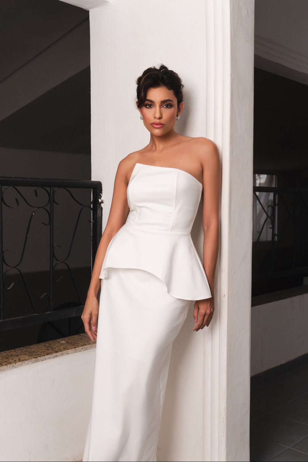 VESTIDO MIDI S/ ALÇA PEPLUM ONDA OFF WHITE