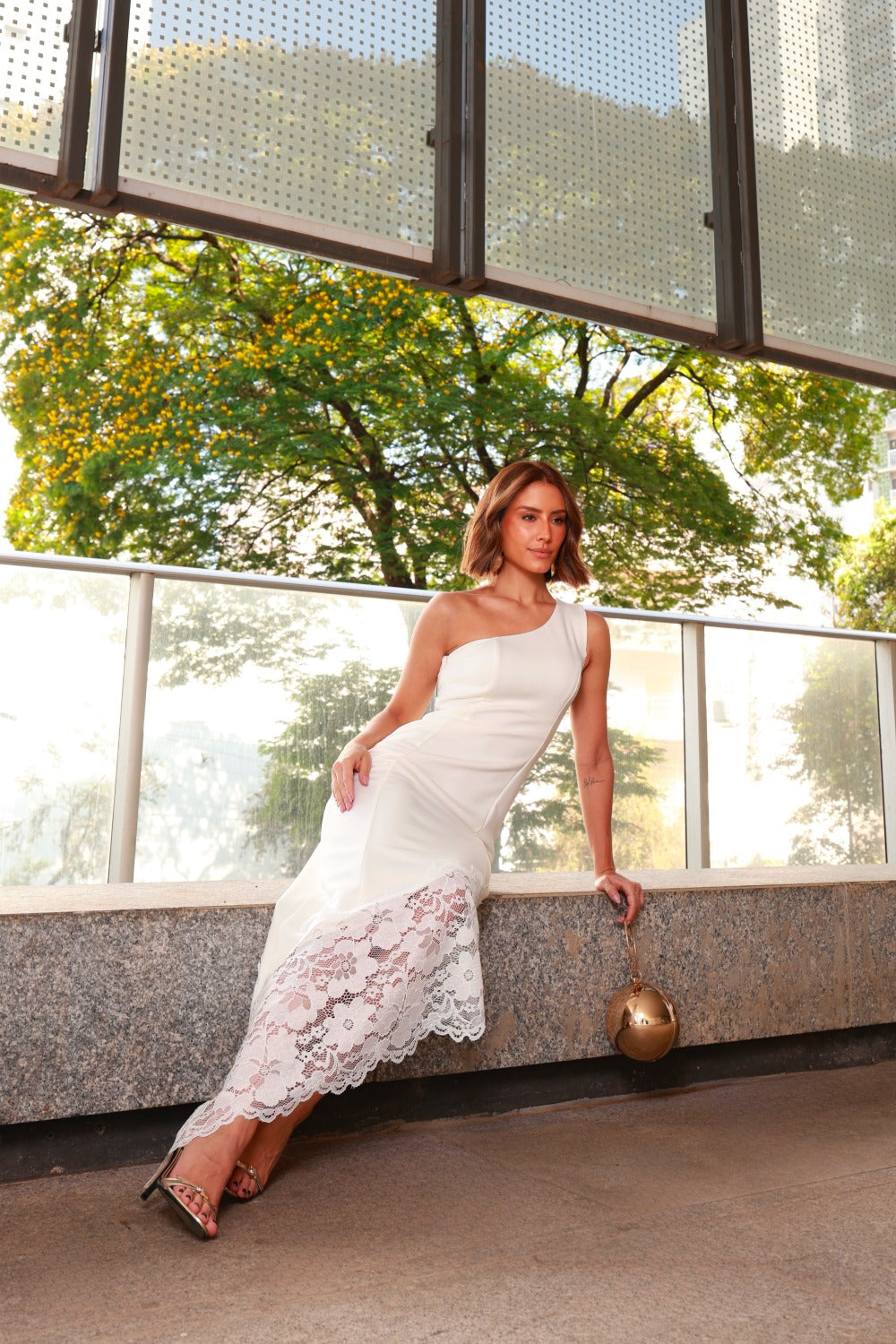 VESTIDO MIDI UM OMBRO SÓ BARRADO ASSIMÉTRICO RENDA OFF WHITE
